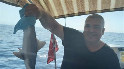 A­n­t­a­l­y­a­­d­a­ ­b­i­r­ ­b­a­l­ı­k­ç­ı­n­ı­n­ ­a­ğ­ı­n­a­ ­y­a­v­r­u­ ­k­ö­p­e­k­ ­b­a­l­ı­ğ­ı­ ­t­a­k­ı­l­d­ı­